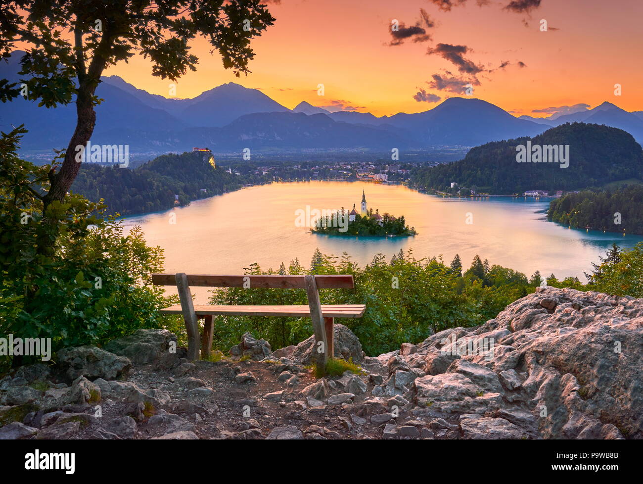Le lac de Bled avant le lever du soleil, les Alpes Juliennes, en Slovénie Banque D'Images