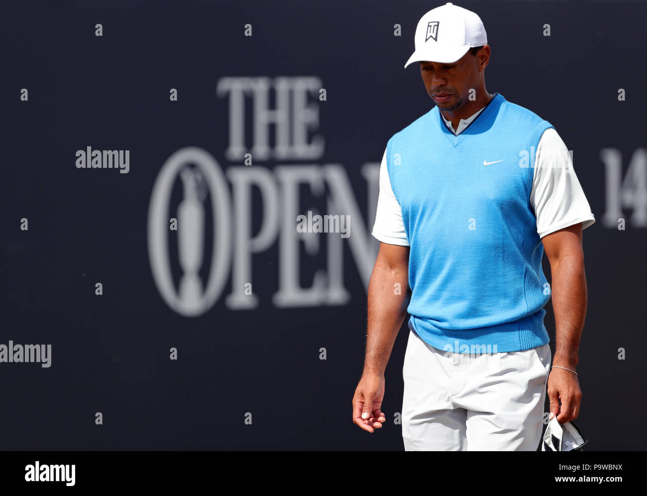 USA's Tiger Woods marche sur le 1er tee au cours de la première journée de l'Open Championship 2018 à Carnoustie Golf Links, Angus. Banque D'Images