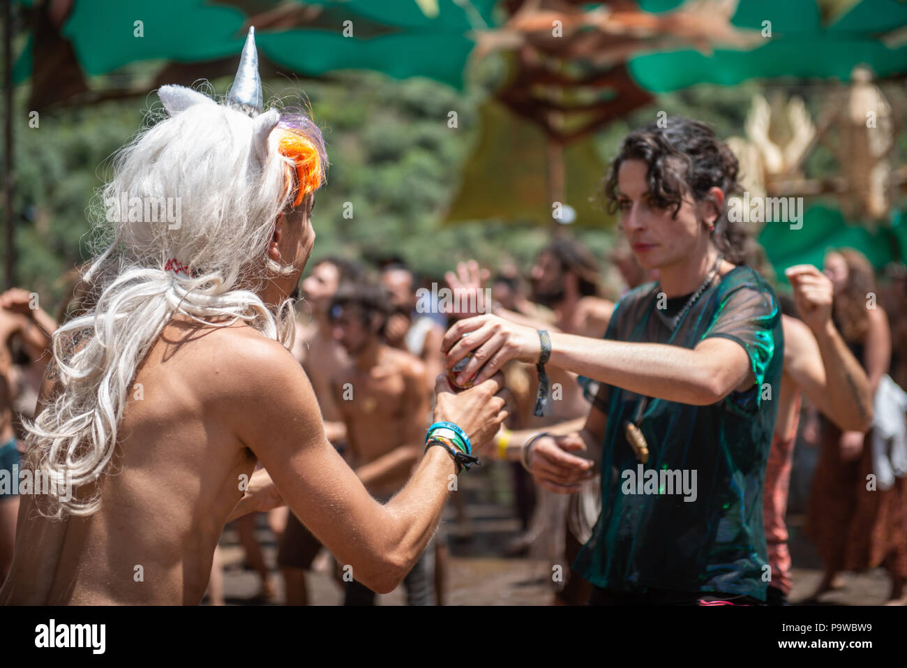 Un homme avec une perruque unicorn prendre une bi re une femme