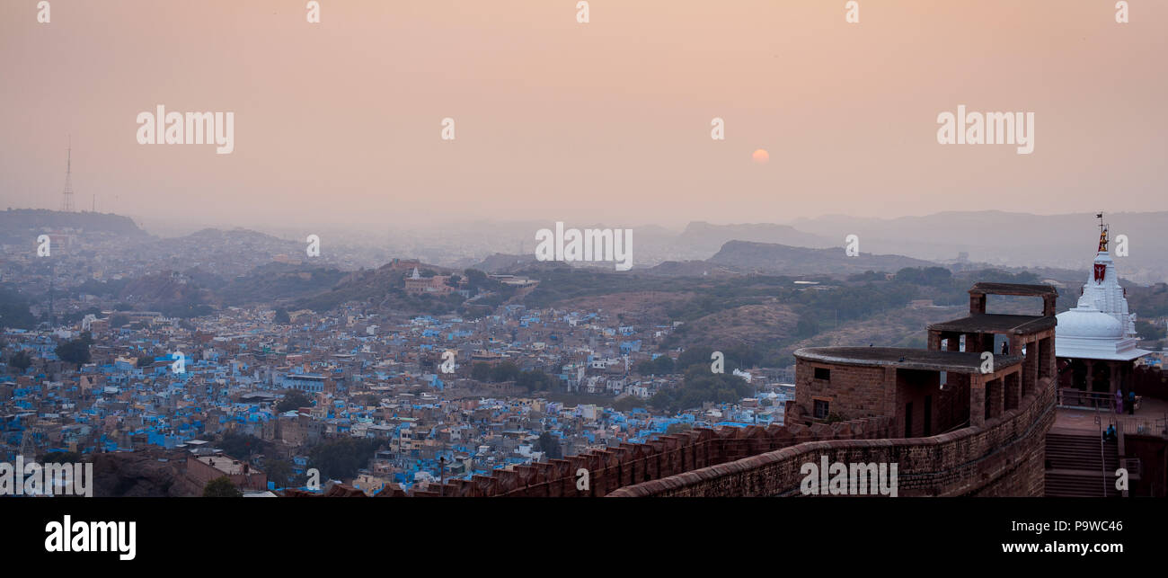 Jodphur la ville bleue et le Fort de Mehrangarh panorama après le coucher du soleil. Le Rajasthan, Inde Banque D'Images