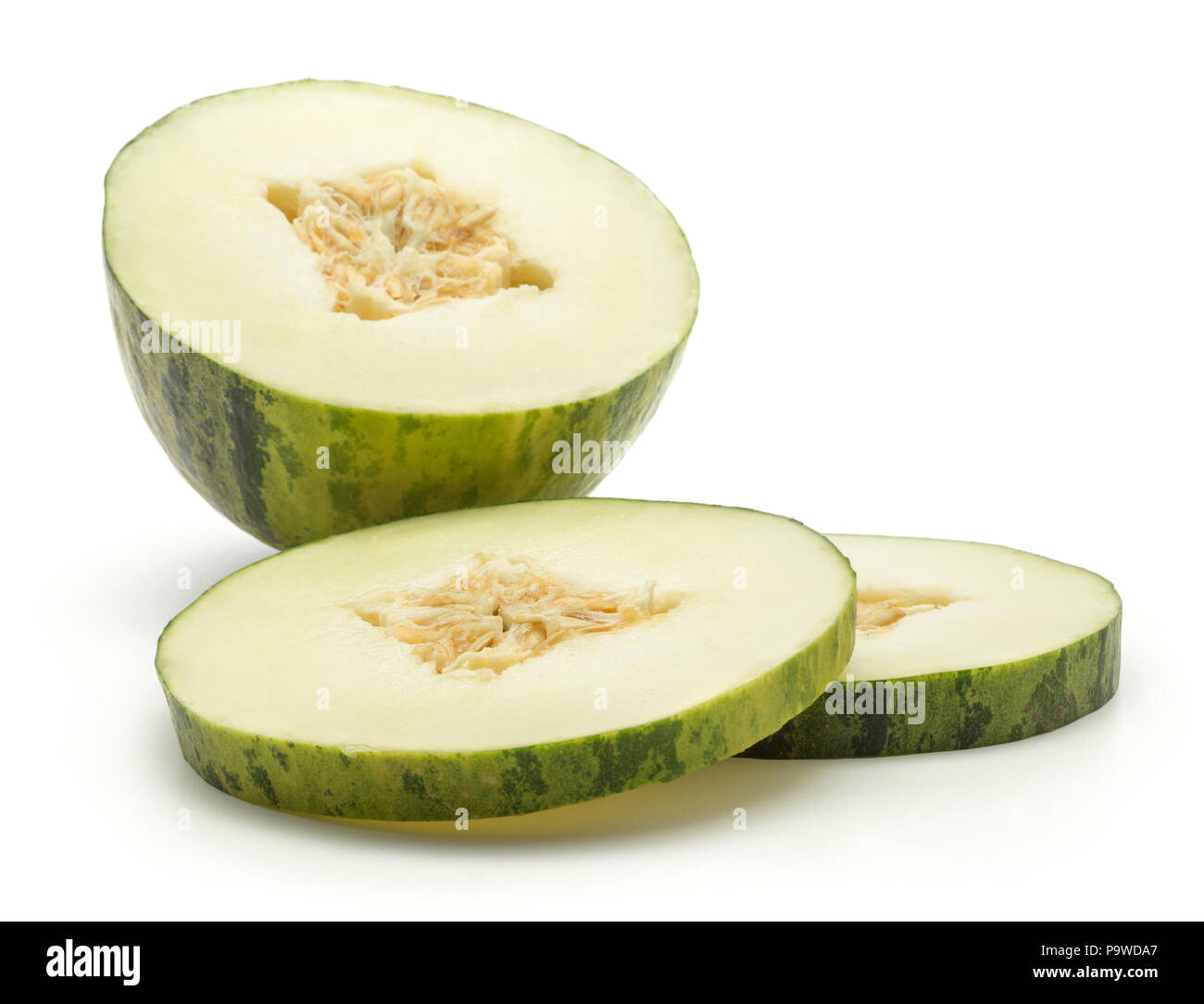 Des tranches de melon Piel de Sapo trois tranches (Santa Claus Noël variété) isolé sur fond blanc rayé vert écorce externe Banque D'Images