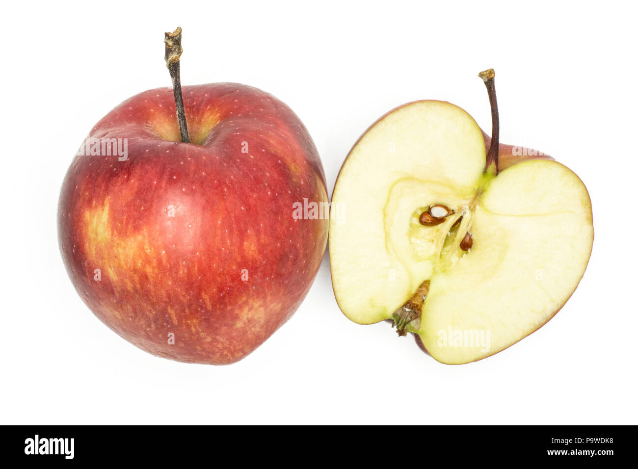 Une pomme Red Delicious et flatlay article moitié isolé sur fond blanc Banque D'Images