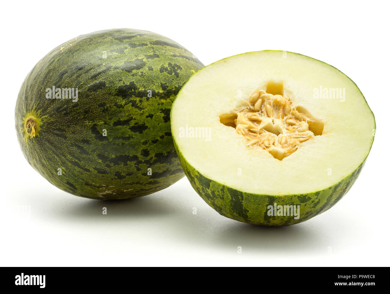 Melon Piel de Sapo avec un demi-tranches (Santa Claus Noël variété) isolé sur fond blanc rayé vert écorce externe Banque D'Images