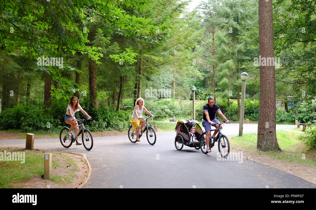 Center Parcs forestiers Longleat Wiltshire - plaisir de vacances en famille à vélo Banque D'Images