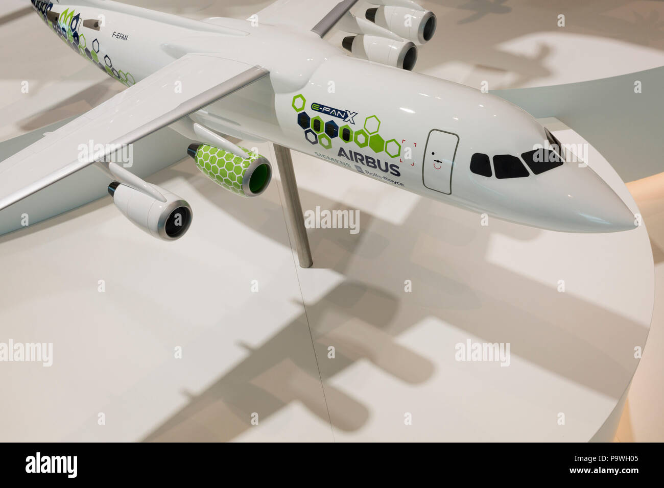Un modèle à l'échelle de l'E-Fan X Airbus aircraft dans l'hospitalité de l'entreprise chalet au Farnborough, le 18 juillet 2018, à Farnborough, Angleterre. L'Airbus E-Fan est un prototype deux places avion électrique qui était en cours de développement par Airbus. Banque D'Images