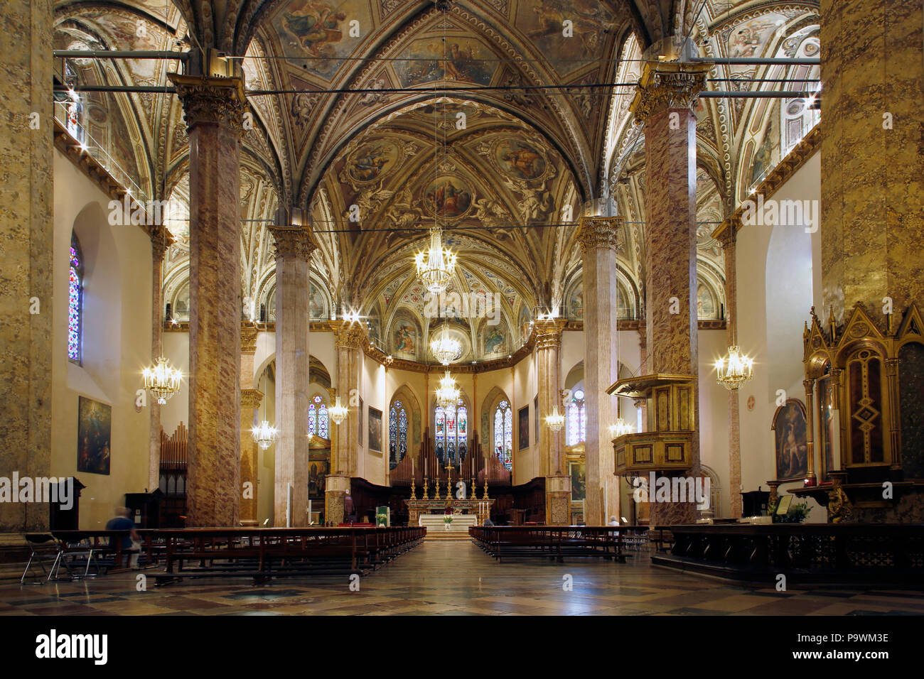 Vue de l'intérieur, la Cathédrale, Pérouse, Ombrie, Italie Banque D'Images