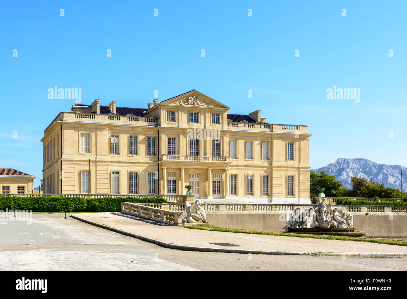 Vue De Trois Quarts Du Château Borély Et Son Bassin Avec