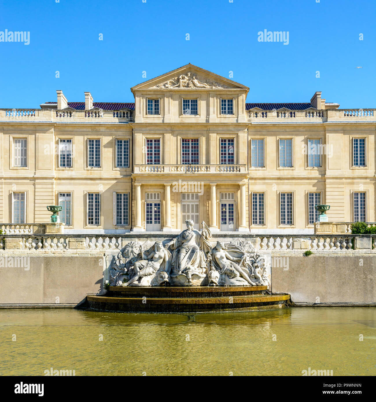 Vue de la façade de la Magalone château et son bassin avec fontaine sculptés, des statues et de jets d'eau dans le parc Borély à Marseille, France. Banque D'Images