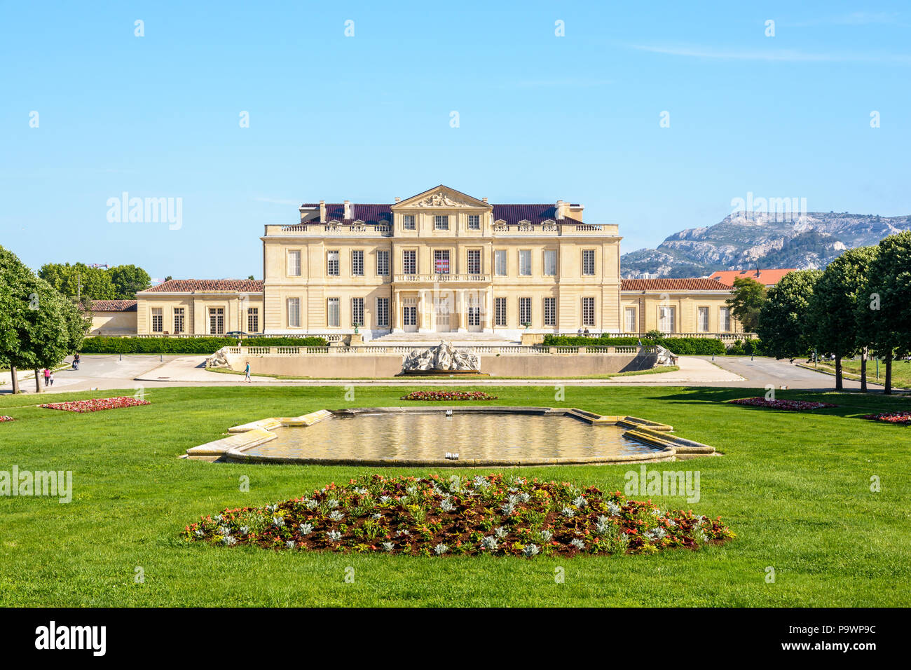 Vue sur le château Borély et son jardin à la française avec bassins, pelouses et parterres du parc Borély à Marseille, France. Banque D'Images