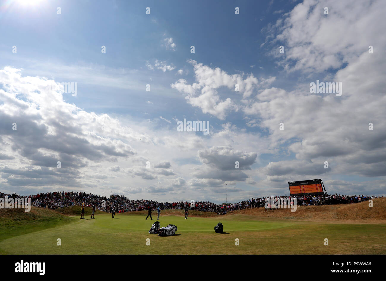 USA's Tiger Woods, le Japonais Hideki Matsuyama et Ecosse de Russell Knox au 1er green au cours de la première journée de l'Open Championship 2018 à Carnoustie Golf Links, Angus. Banque D'Images