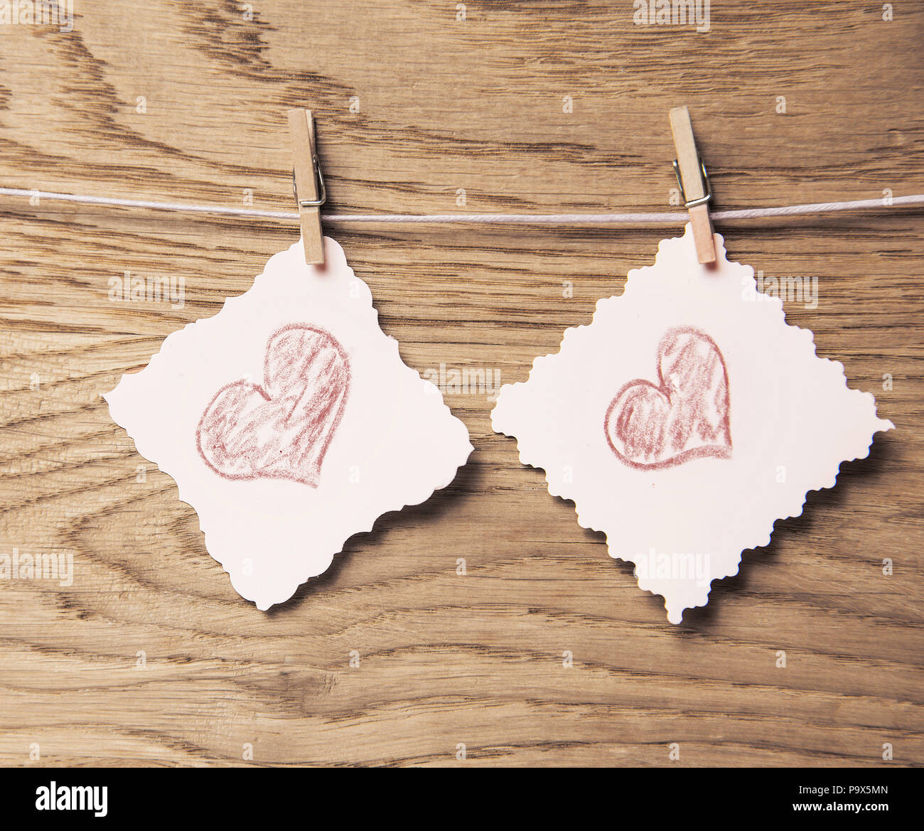 Coeurs d'amour sur fond de texture en bois, concept de carte de Saint-Valentin Banque D'Images