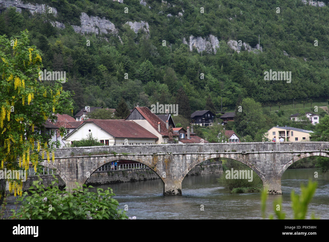 La petite ville de St Ursanne, dans le Jura, Franches-montagnes, Suisse. Banque D'Images