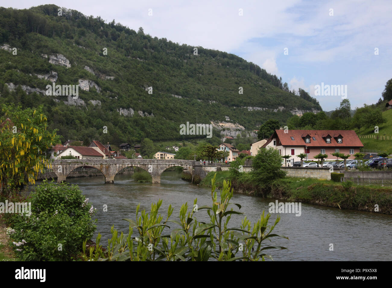 La petite ville de St Ursanne, dans le Jura, Franches-montagnes, Suisse. Banque D'Images