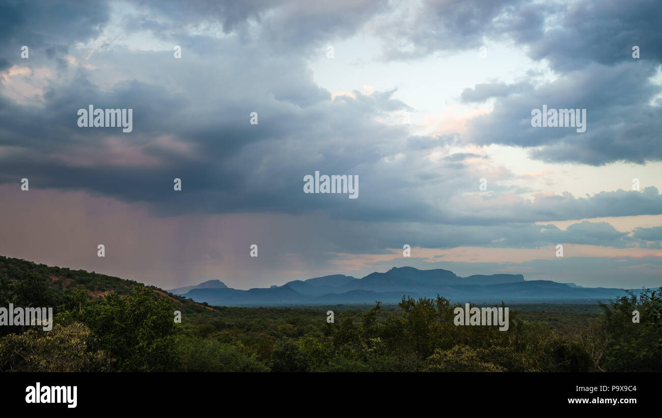 Orage sur les montagnes Waterberg en Afrique du Sud Banque D'Images