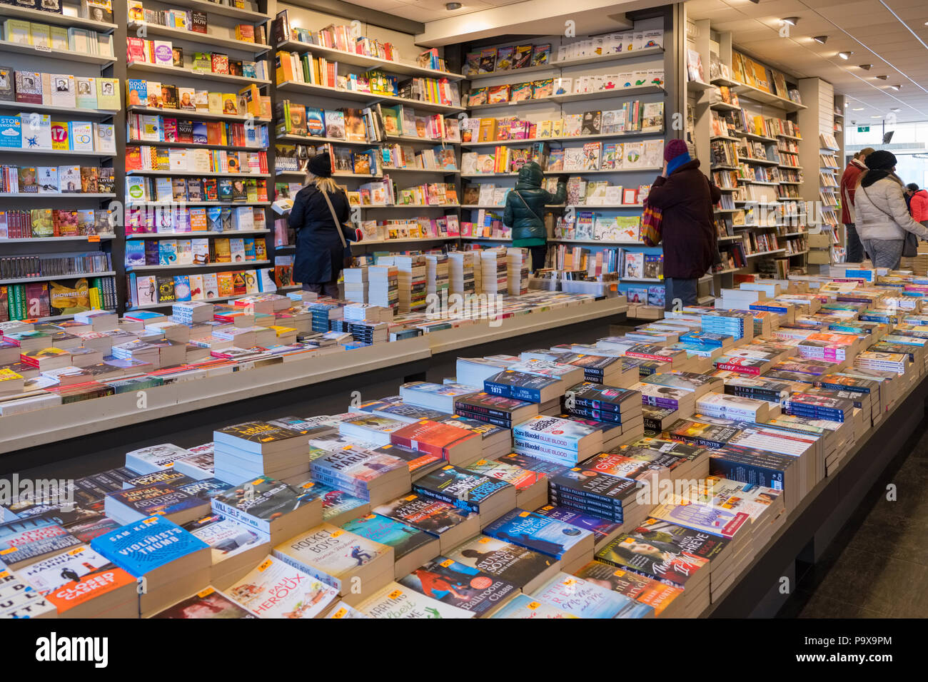 Les gens à l'intérieur de la navigation une librairie à Amsterdam, Pays-Bas, Hollande, Europe Banque D'Images