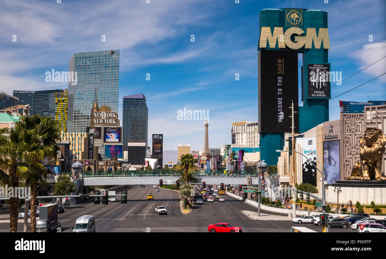 Le Strip de Las Vegas skyline, Las Vegas, Nevada, USA avec le trafic sur la route de Banque D'Images