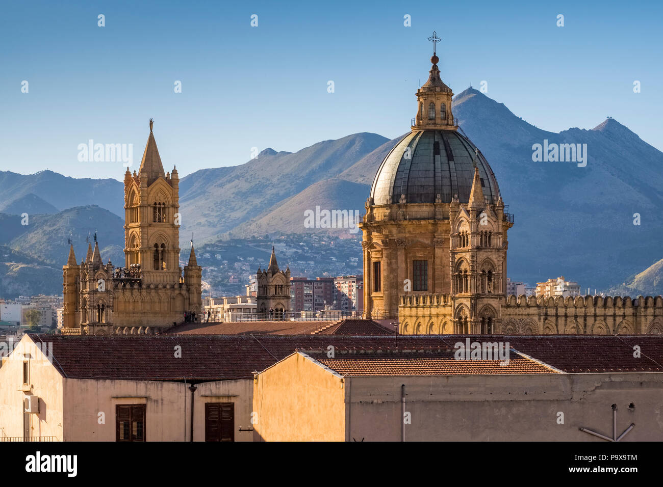 Sur les toits de la ville de Palerme, Sicile, Italie, Europe, montrant le dôme de la cathédrale de Palerme Banque D'Images