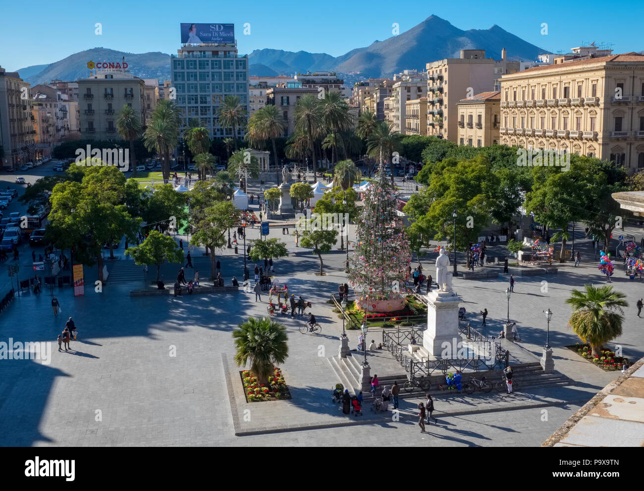Palerme, Sicile, Italie, Piazza Politeama square avec les gens dans le centre-ville Banque D'Images
