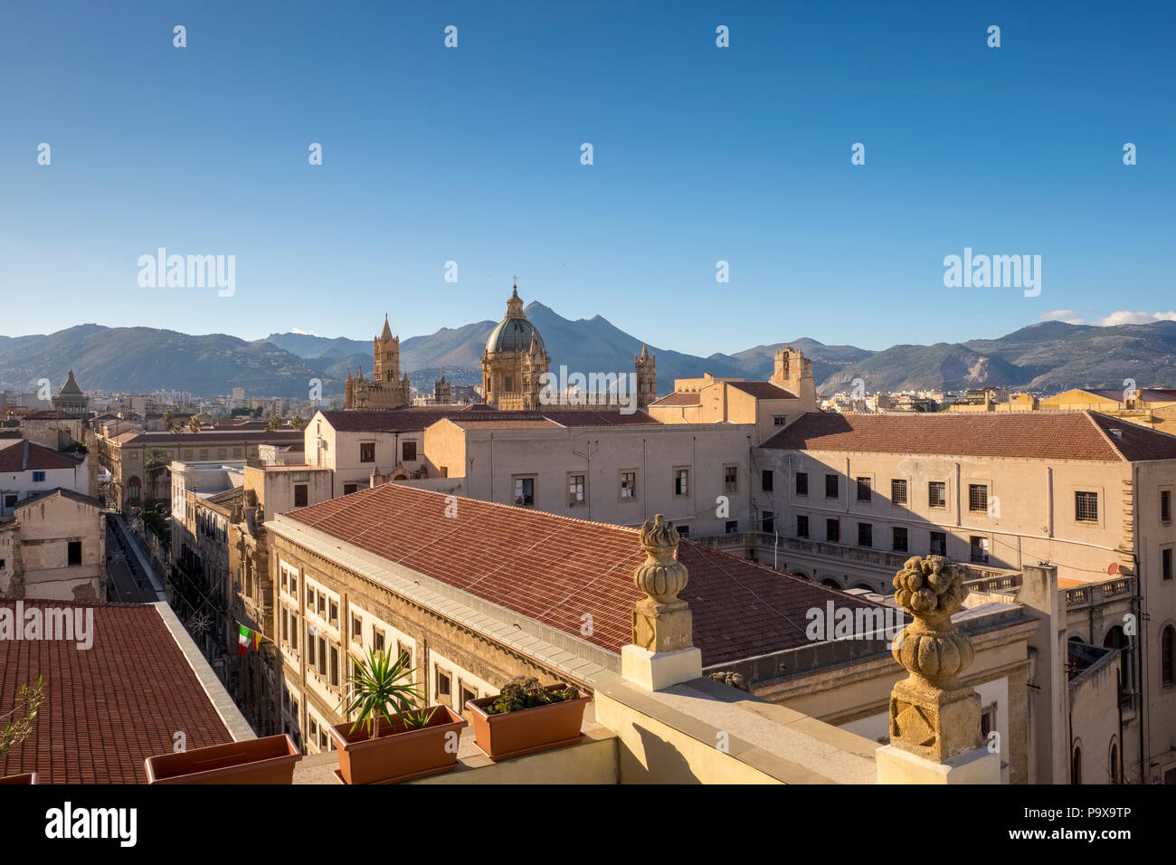 Ville de Palerme, Sicile, Italie, l'Europe avec les montagnes derrière Banque D'Images