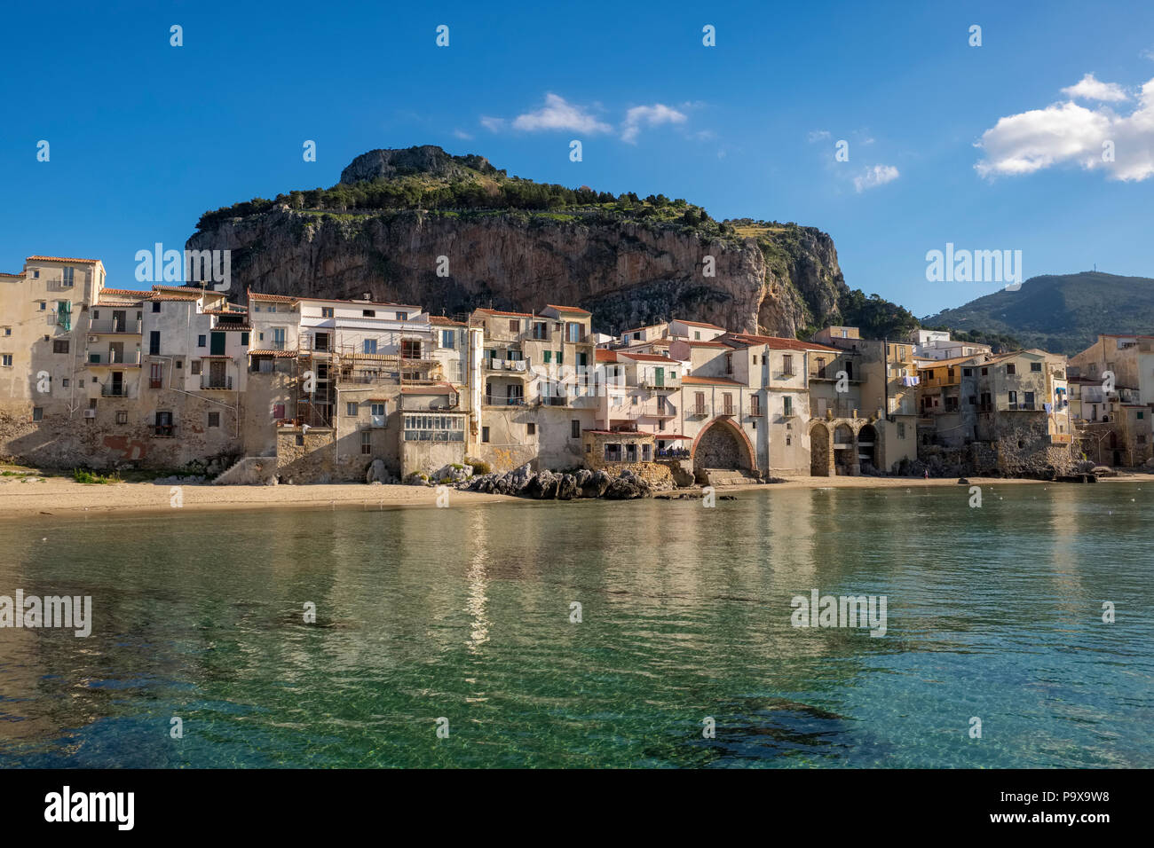 La Sicile, l'Italie, l'Europe médiévale - maisons de pêcheurs sur le front de plage de Cefalù, Sicile en été Banque D'Images