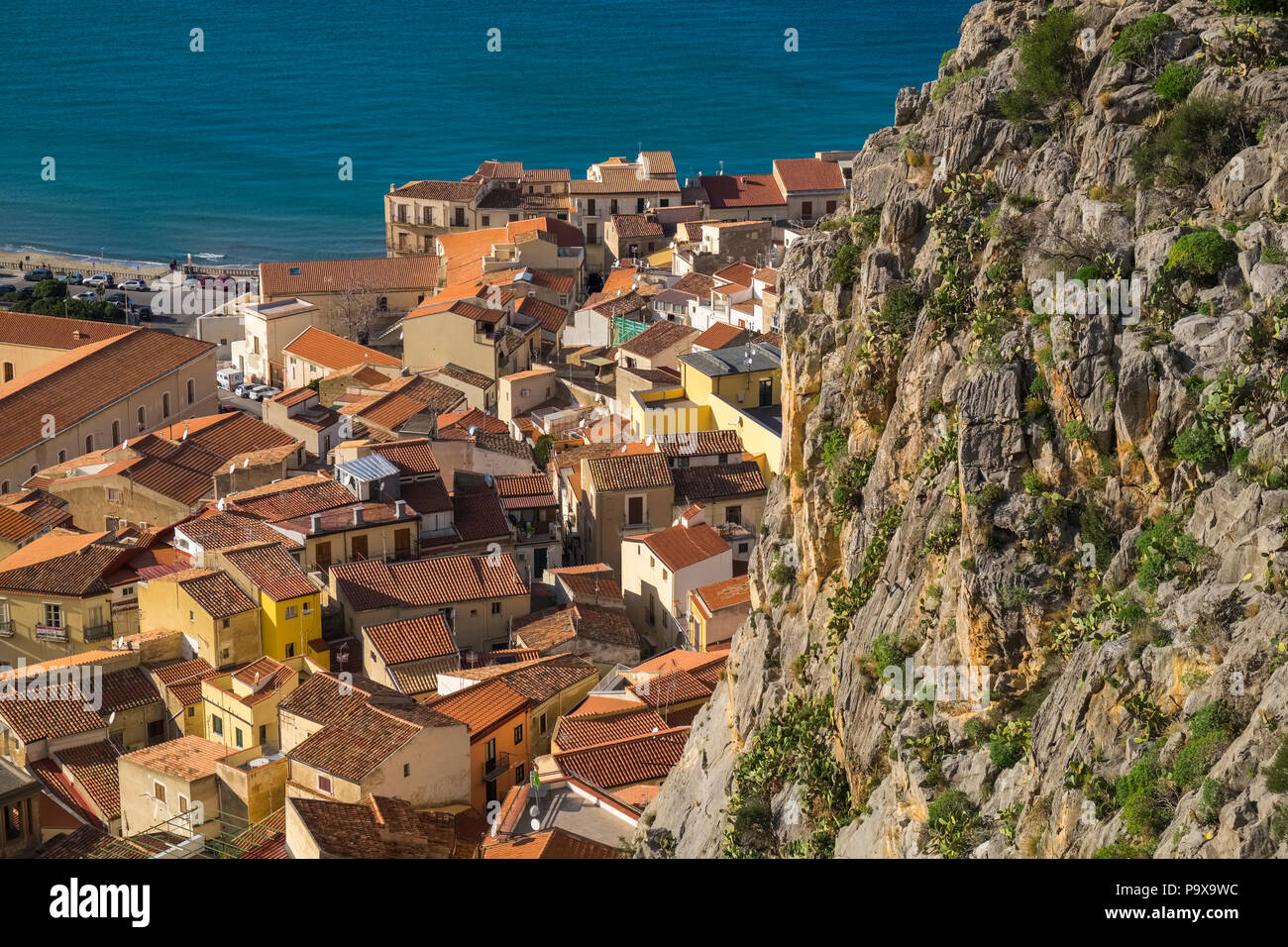 Sicile - vue aérienne de la ville bondée et des toits rouges de la ville de Cefalu, Sicile, Italie, Europe Banque D'Images