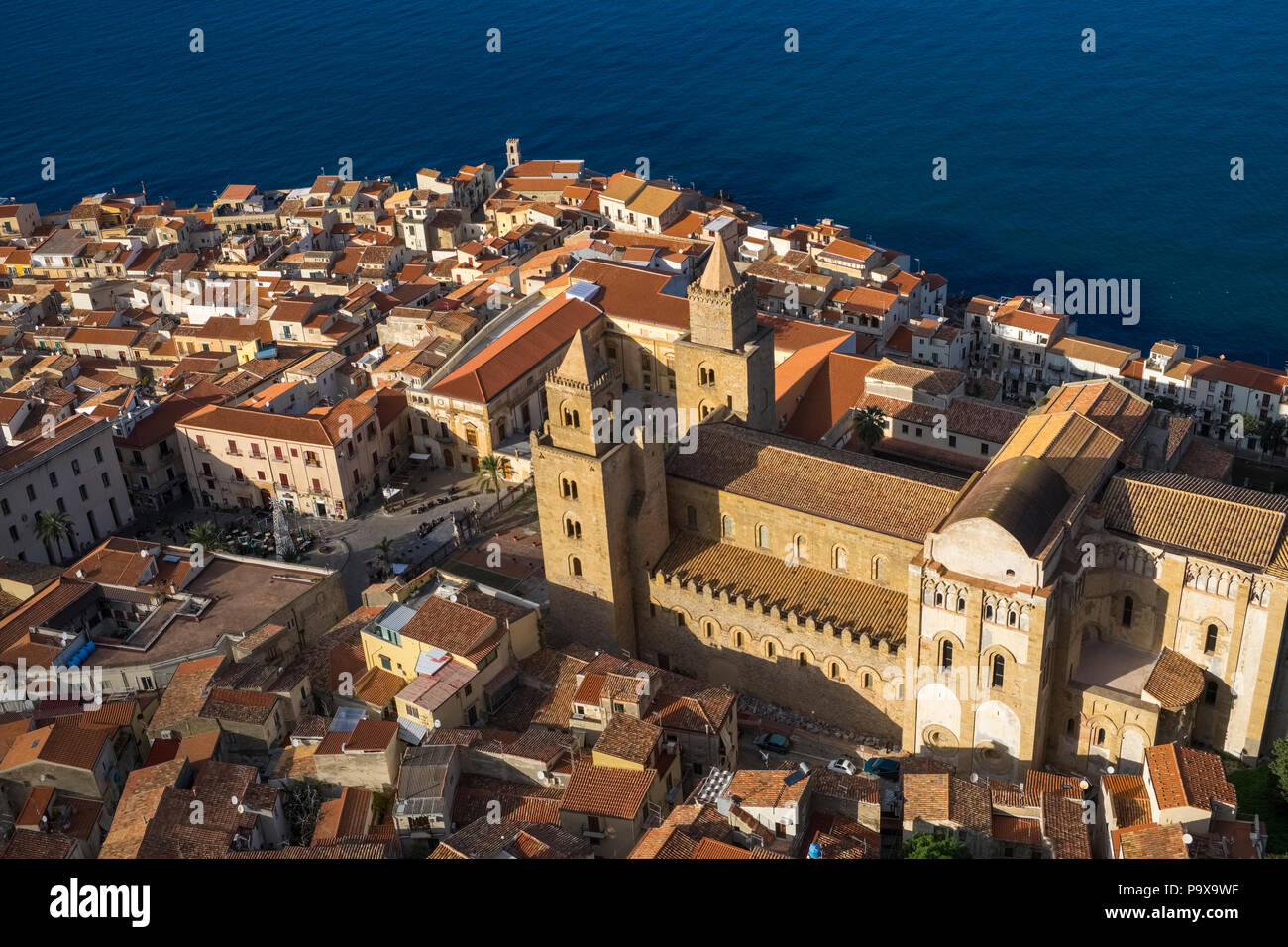 Vue aérienne de la cathédrale de Cefalù et les toits rouges de l'architecture des bâtiments, Cefalù, Sicile, Italie, Europe Banque D'Images