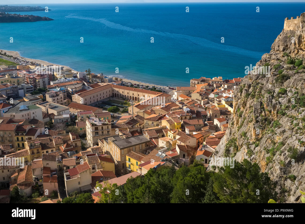 Vue aérienne de la ville et les toits rouges de Cefalu, Sicile, Italie, Europe Banque D'Images