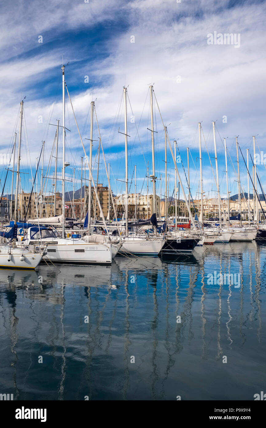 Port de Palerme en Sicile, Italie, Europe avec bateaux et yachts à Banque D'Images