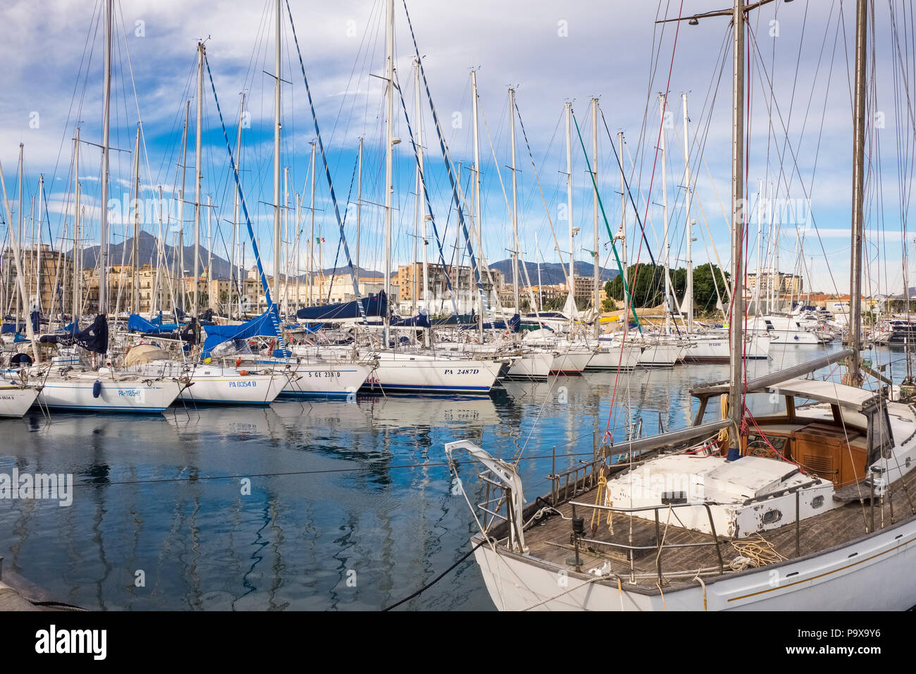 Bateaux et yachts dans le port de Palerme en Sicile, Italie, Europe Banque D'Images