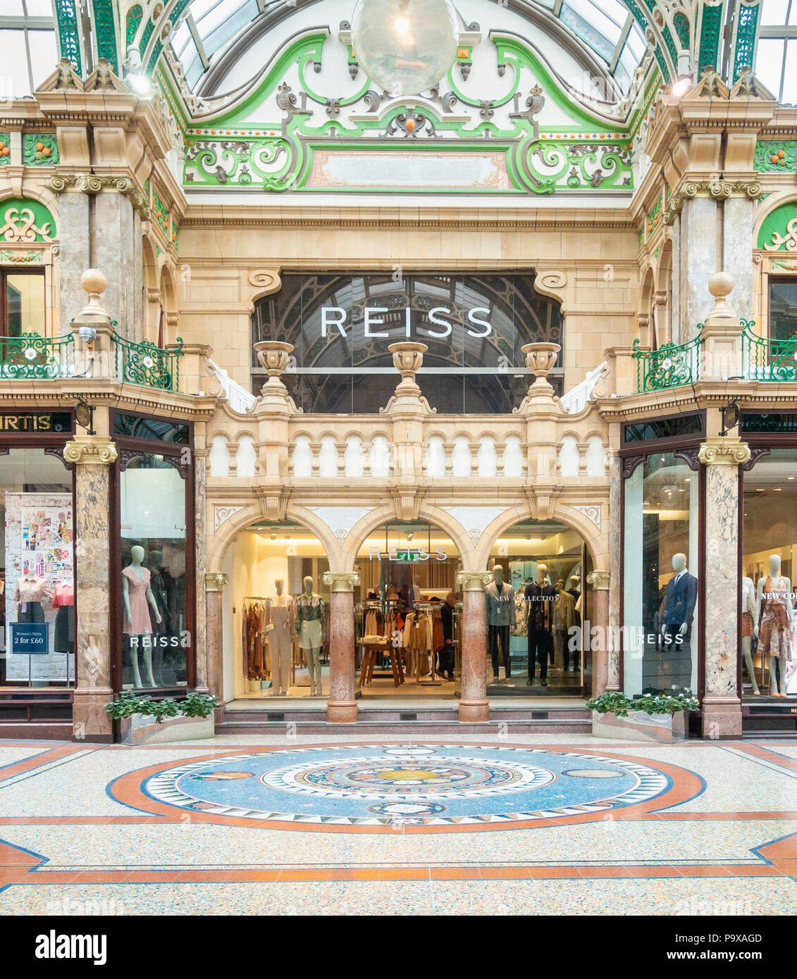Shopping dans le comté de Victoria Quarter, Arcade dans le centre-ville de Leeds. Leeds, Yorkshire, Angleterre. UK Banque D'Images