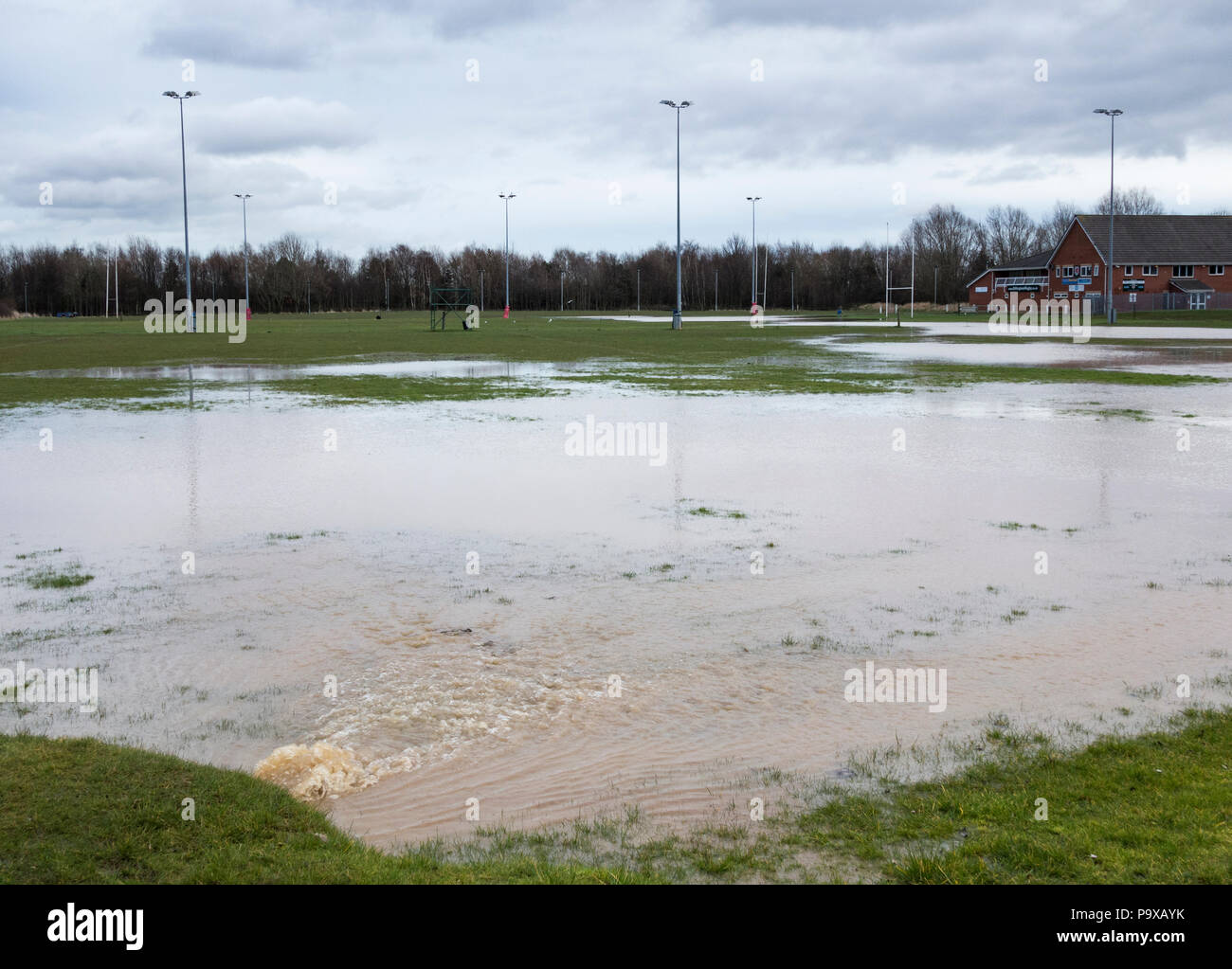 Tuyau eau Burst inondations rugby club emplacements dans le nord-est de l'Angleterre. UK Banque D'Images