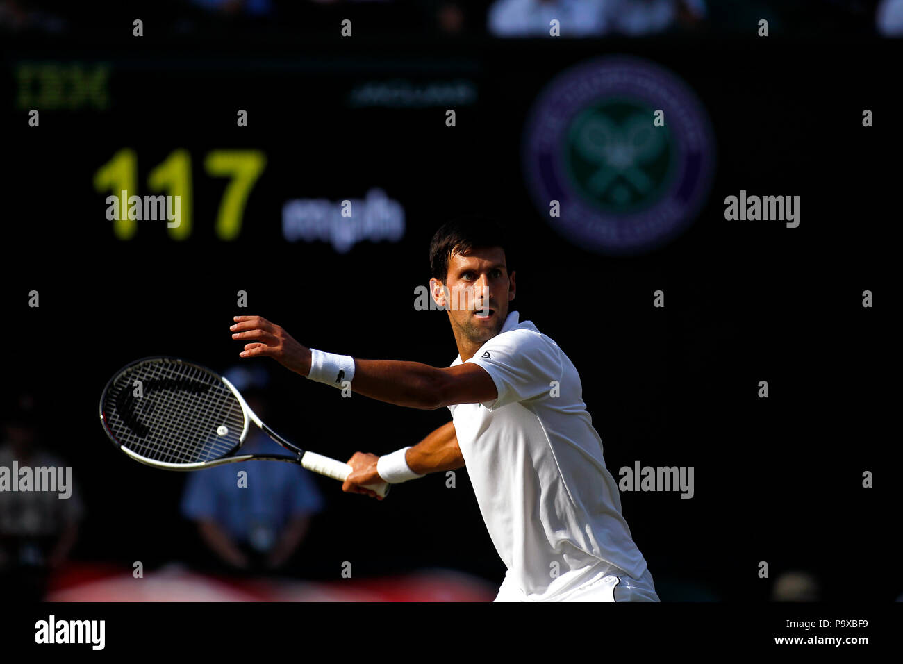 Londres, Angleterre - le 7 juillet 2018. Wimbledon Tennis : Novak Djokovic lors de son troisième match contre la Grande-Bretagne's Kyle Edmund sur le Court Central de Wimbledon aujourd'hui. Banque D'Images