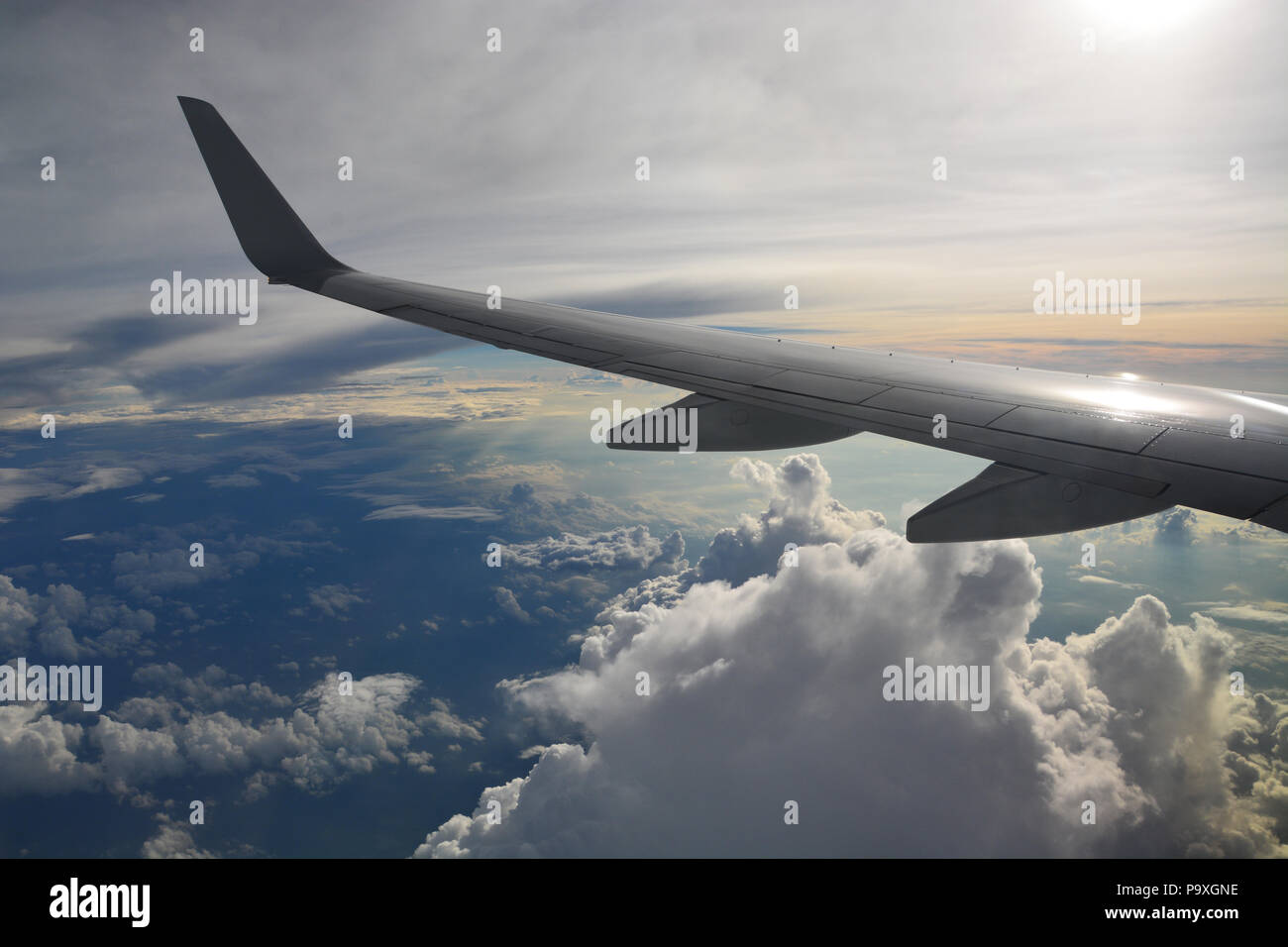 La vue d'un jet de passagers de haut vol sur les nuages de tempête dans le Midwest des États-Unis. Banque D'Images