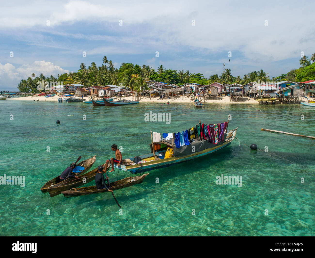 Un très mauvais sea gypsy ('Bajau Laut') family boat & accueil tout-en-un, amarré à côté d'un pauvre village Bajau à Mabul Island, Sabah, Malaisie. (Bornéo). Banque D'Images