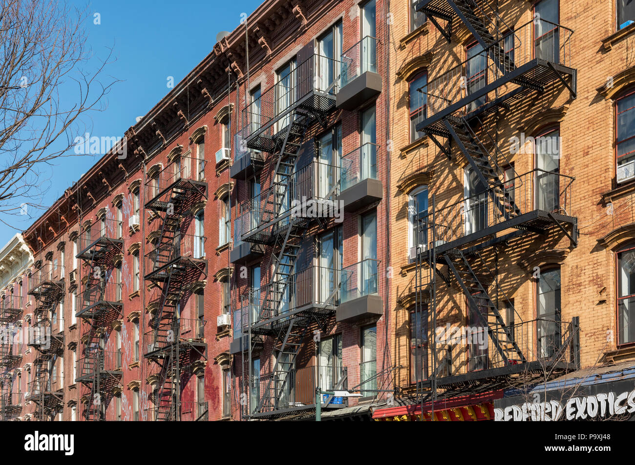 Façades avec feu en fer forgé s'échappe sur Bedford Avenue à Williamsburg, Brooklyn, New York City, USA Banque D'Images