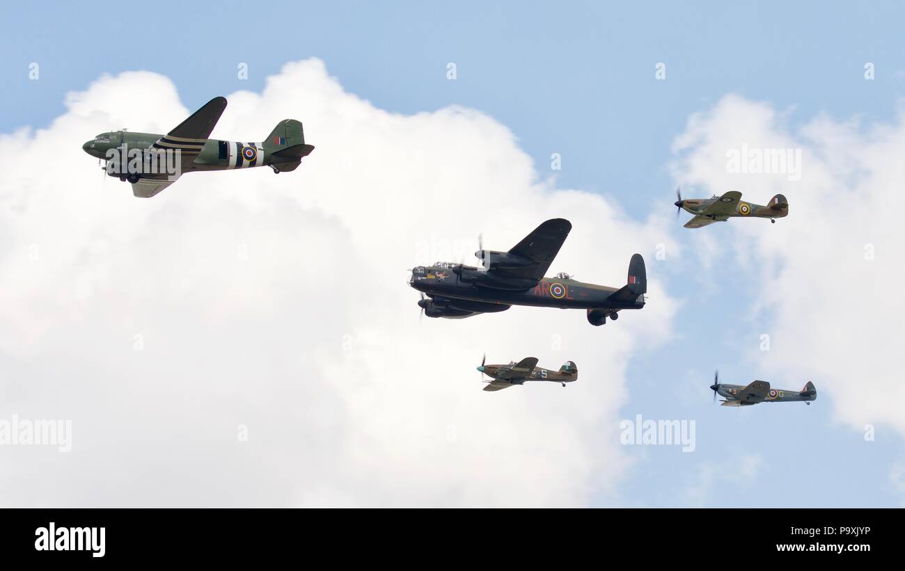 BBMF Trenchard Plus formation au Royal International Air Tattoo 2018 célébrant les 100 ans de la Royal Air Force Banque D'Images