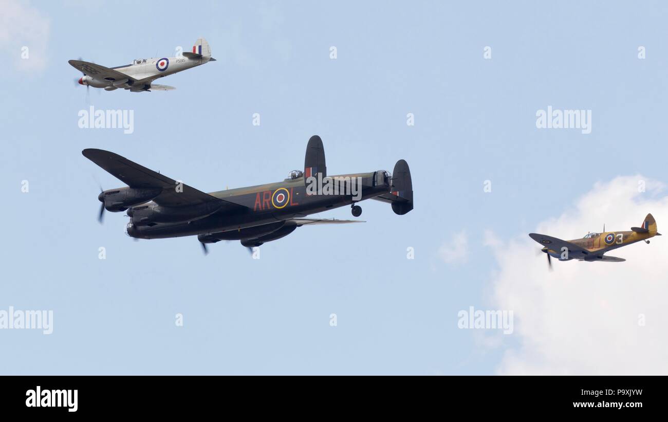 Avro Lancaster BBMF - Supermarine Spitfire & deux effectuant un passage aérien célébrant le centenaire de la Royal Air Force à l'Air Tattoo 2018 Banque D'Images