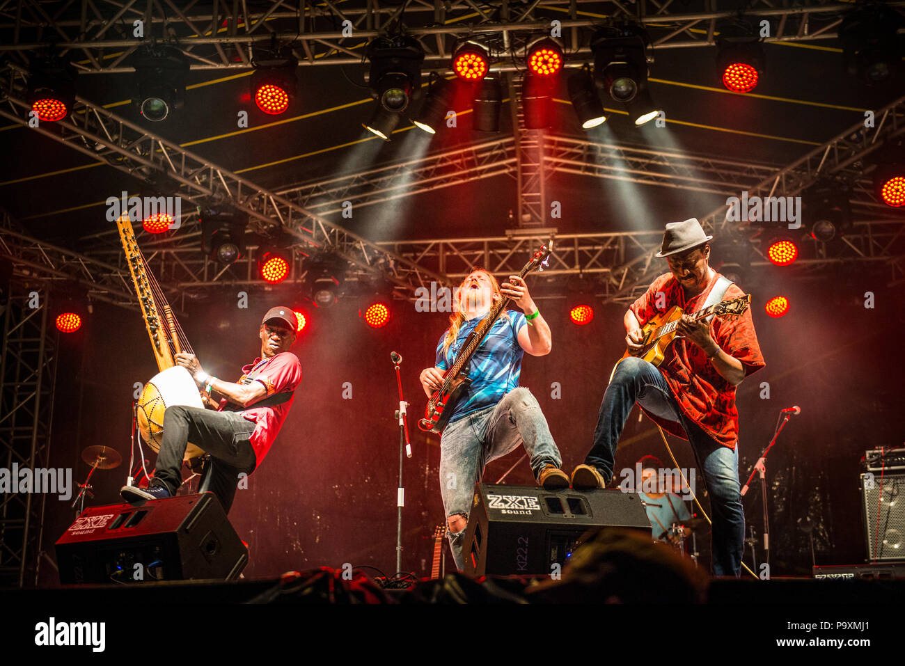 Les membres du groupe guinéen 'Djeli Moussa Conde' effectuant à la Rainforest World Music Festival 2018 à Sarawak, Malaisie. (Bornéo). Banque D'Images