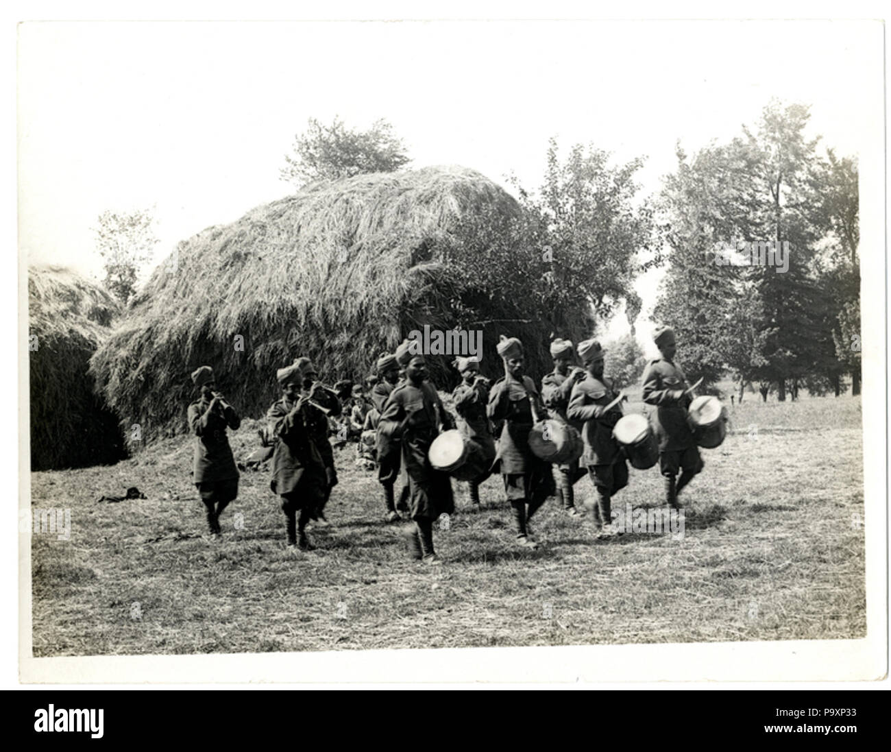 530 Dhol et Sarnai groupe jouant la Marseillaise à un public français (photo 24 à 48) Banque D'Images