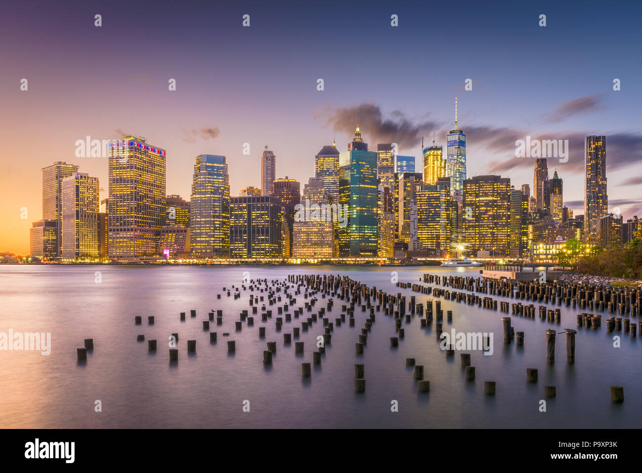 New York, New York, USA sur le centre-ville au crépuscule sur l'East River. Banque D'Images