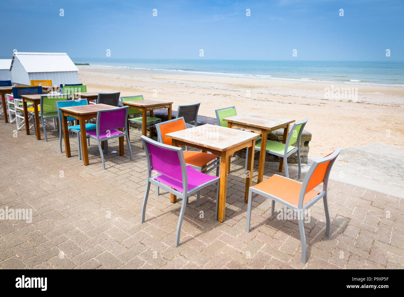 Des tables et chaises à l'extérieur d'un café français, Normandie, France Banque D'Images