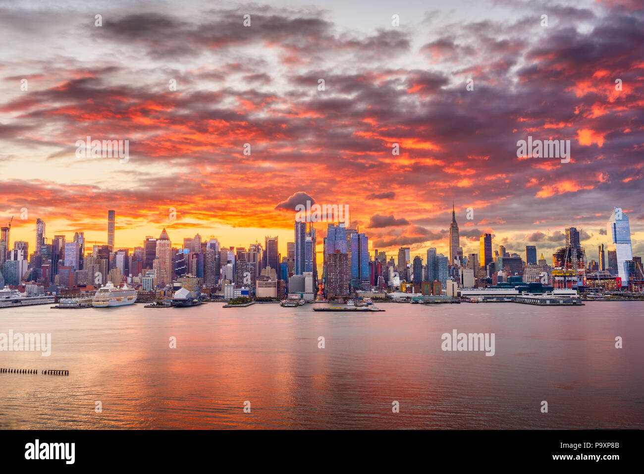 New York, New York, USA midtown skyline à l'aube de l'Hudson. Banque D'Images