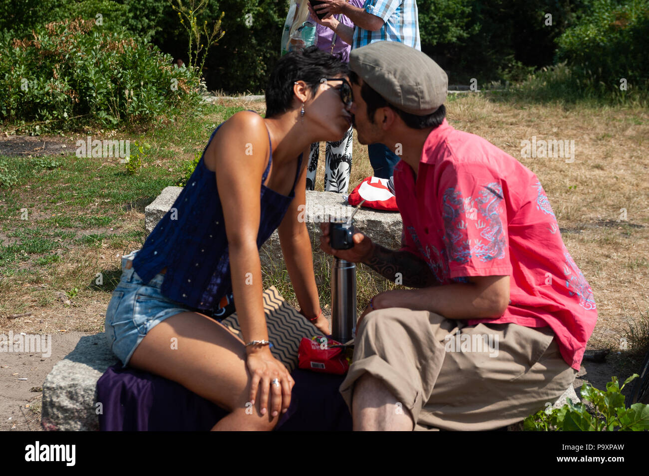 17.06.2018, Berlin, Allemagne, Europe - une femme et un homme sont vus s'embrasser dans le Mauerpark. Banque D'Images