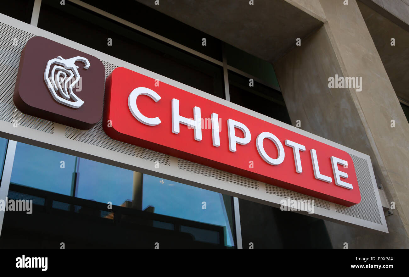 GLENDALE, CA/USA - 24 octobre 2015 : Chipolte Mexican Grill signe. Chipolte est une chaîne de restaurants décontractés spécialisé dans les burritos et tacos. Banque D'Images