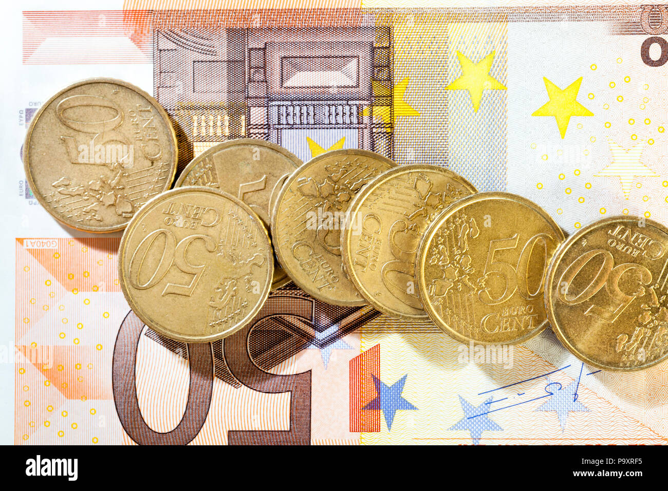 Vieilles pièces de 50 cents et un paiement de facture 50 euros lying together, gros plan Banque D'Images