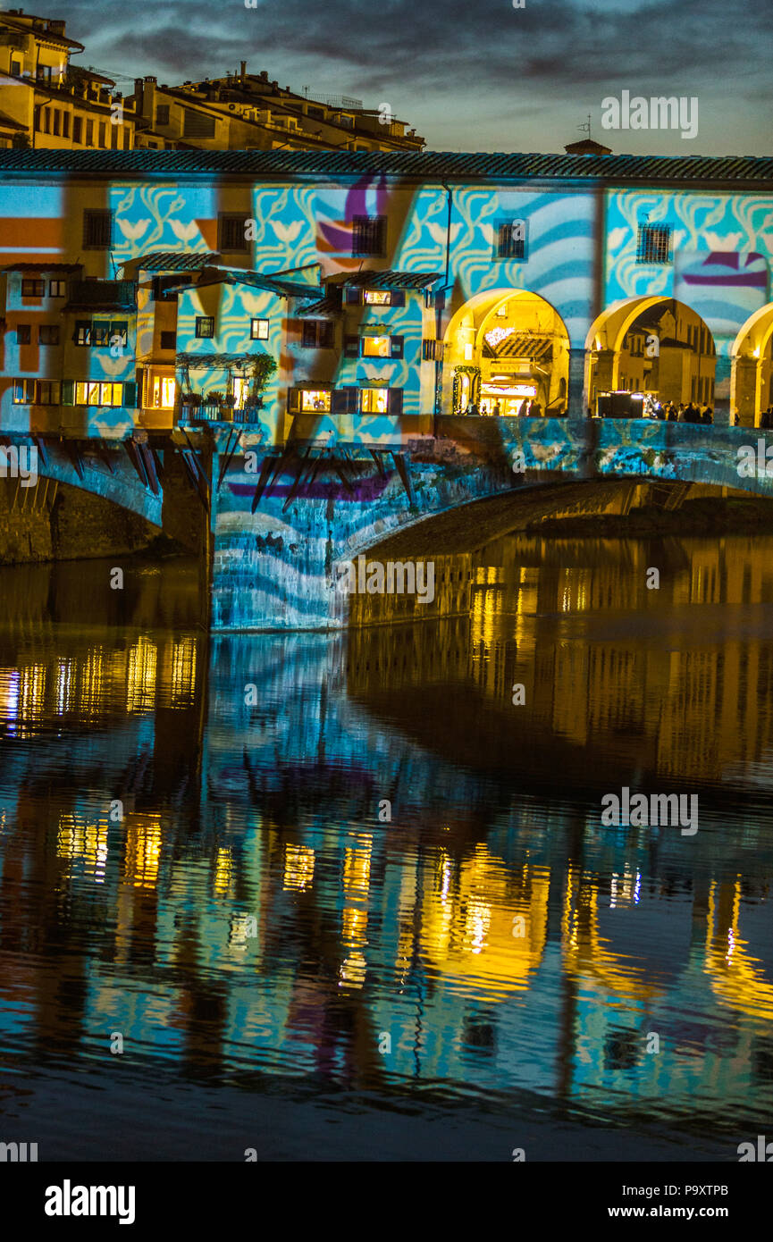 Le Ponte Vecchio est une cité médiévale de tympan fermé pierre arcs surbaissés de pont sur l'Arno, à Florence, Italie, a noté pour toujours des boutiques construite le long d'elle, comme c'était autrefois commun. Les bouchers occupé initialement les magasins la présente les locataires sont bijoutiers, marchands d'art et des vendeurs de souvenirs. Banque D'Images
