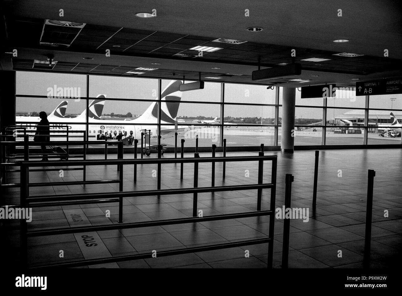Un passager se trouve près de la zone de contrôle des passeports à l'aéroport Ruzyne - Vaclav Havel, Prague, République Tchèque Banque D'Images