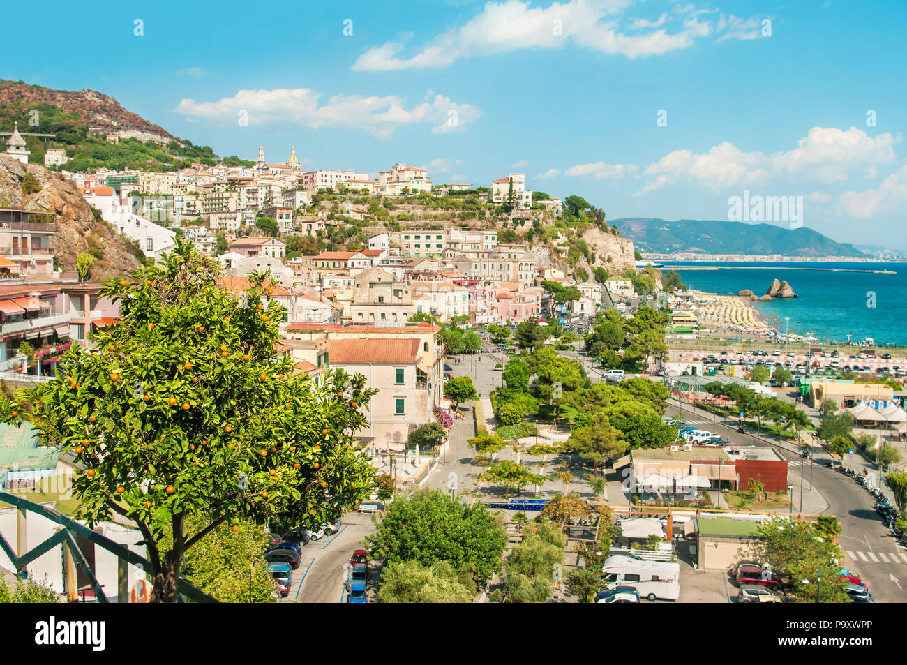 Avis de petite ville sur la côte amalfitaine avec mandarin en premier plan sur la journée ensoleillée, Vietri sul Mare, Salerne, Campanie, Italie Banque D'Images