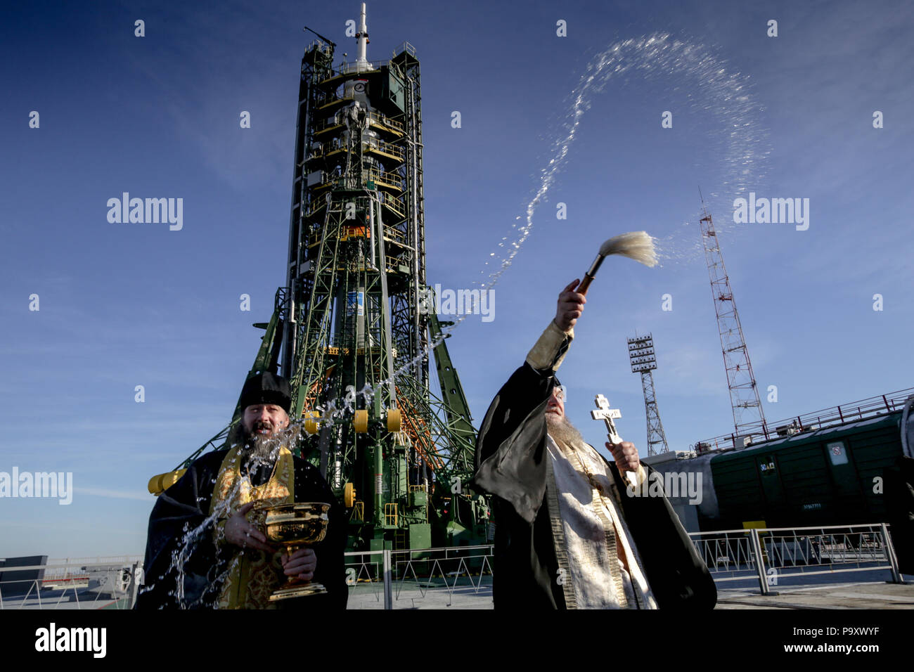 Le vaisseau Soyouz TMA-19M en photo au cours de la bénédiction par l'Eglise orthodoxe russe sur la 'papes' Gagarinsky launchpad de Baïkonour, complexe de lancement spatial Banque D'Images