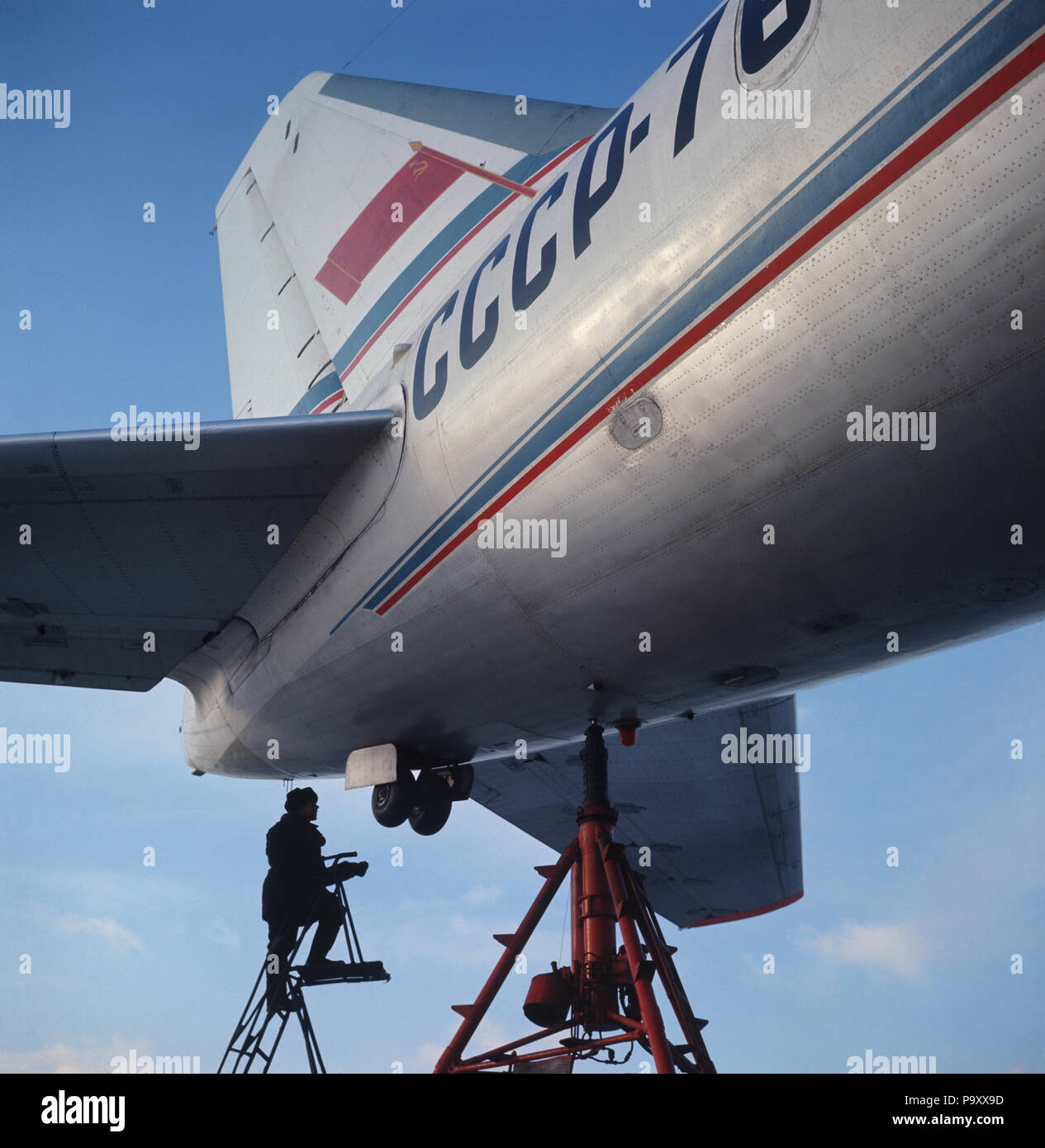 Technicien vérifie la queue de l'Aeroflot Tupolev Tu-114 avion à l'aéroport de Domodedovo, dans la région de Moscou, URSS Banque D'Images